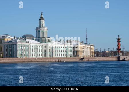 SANKT PETERSBURG, RUSSLAND - 2. APRIL 2023: Blick auf die antiken Gebäude der Kunstkamera und des Zoologischen Museums an einem sonnigen Apriltag Stockfoto