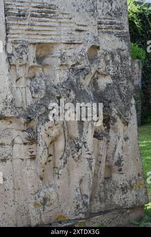 Le Monument Tongres le Long de la D 932.Réplique d’un Monument offert en 1985 par la ville jumelée de Tongres lors de ses 2000 ans d’Existence. Kassette Stockfoto