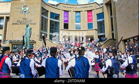 Glasgow, Schottland, Großbritannien, 14. August 2024. Rohrleitungen live! Kehrt zurück und gipfelt in der Weltmeisterschaft. Die königliche Konzerthalle Steps bieten ein perfektes Erlebnis für eine Outdoor-Aufführung im australischen Scotch College melbourne, im Zentrum der Stadt. Credit Gerard Ferry /Alamy Live News Stockfoto