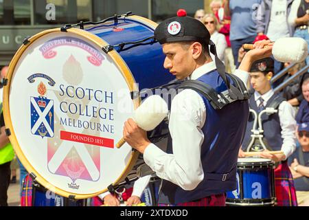 Glasgow, Schottland, Großbritannien, 14. August 2024. Rohrleitungen live! Kehrt zurück und gipfelt in der Weltmeisterschaft. Die königliche Konzerthalle Steps bieten ein perfektes Erlebnis für eine Outdoor-Aufführung im australischen Scotch College melbourne, im Zentrum der Stadt. Credit Gerard Ferry /Alamy Live News Stockfoto