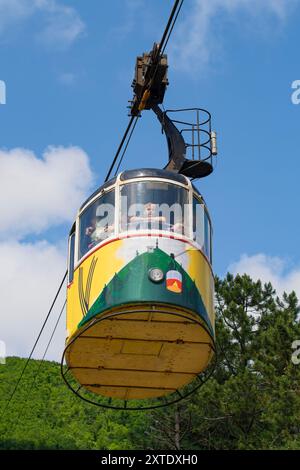 PJATIGORSK, RUSSLAND - 07. JUNI 2023: Kabine der Seilbahn zum Berg Maschuk an einem sonnigen Juni-Tag. Kaukasisches Mineralwasser Stockfoto