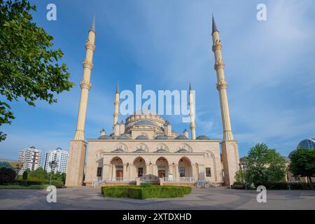 GROSNY, RUSSLAND - 14. JUNI 2023: Im Herzen der Tschetschenienmoschee an einem sonnigen Juni-Morgen Stockfoto