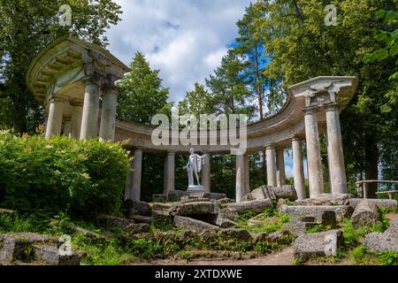 PAWLOWSK, RUSSLAND - 10. JULI 2023: Alte Kolonnade von Apollo an einem Juli-Tag. Pavlovsk Palace Park Stockfoto