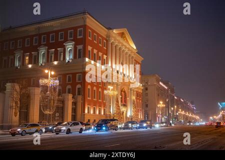 MOSKAU, RUSSLAND - 06. JANUAR 2024: Das Moskauer Rathaus und die Twerskaja-Straße in einer verschneiten Januarnacht Stockfoto