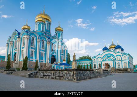 ZADONSK, RUSSLAND - 20. MAI 2024: Auf dem Territorium der Geburt des Marienklosters Stockfoto