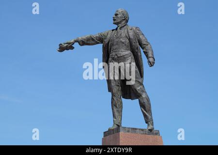 SANKT PETERSBURG, RUSSLAND - 30. JUNI 2024: Denkmal für W.I. Lenin auf dem Moskauer Platz vor dem Hintergrund des blauen Himmels Stockfoto