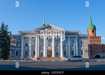 TULA, RUSSLAND - 14. JULI 2024: Der Bau des Museums Tula Samovars an einem sonnigen Abend Stockfoto