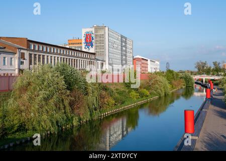 TULA, RUSSLAND - 14. JULI 2024: Tula Waffenfabrik und Uferdamm des UPA an einem sonnigen Juli-Tag Stockfoto