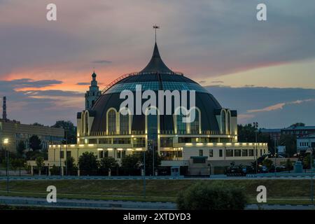 TULA, RUSSLAND - 14. JULI 2024: Bau des Waffenmuseums in der bewölkten Julidämmerung Stockfoto