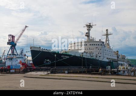 MURMANSK, RUSSLAND - 28. JULI 2024: Der erste nukleare Eisbrecher Lenin im Hafen von Murmansk an einem Julitag Stockfoto