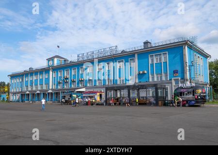 MURMANSK, RUSSLAND - 28. JULI 2024: Das Gebäude des Meeresbahnhofs Murmansk am sonnigen Juli Stockfoto