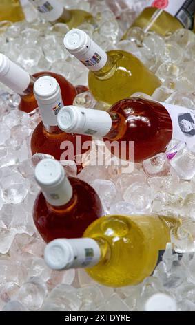 Weinkühlung im Eisfass, Rumänien Stockfoto