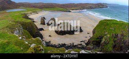 Wellen schlängeln sich sanft an den Sandstränden von Garry Beach, umgeben von zerklüfteten Klippen und einzigartigen Felsformationen auf der Isle of Lewis. Stockfoto