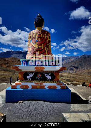 Die Statue des Herrn buddha im Dorf langza in wunderschöner Umgebung, spiti-Tal, indien Stockfoto