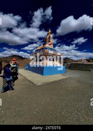 Die Statue des Herrn buddha im Dorf langza in wunderschöner Umgebung, spiti-Tal, indien Stockfoto