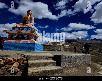 Die Statue des Herrn buddha im Dorf langza in wunderschöner Umgebung, spiti-Tal, indien Stockfoto