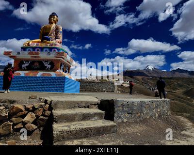 Die Statue des Herrn buddha im Dorf langza in wunderschöner Umgebung, spiti-Tal, indien Stockfoto