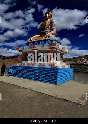 Die Statue des Herrn buddha im Dorf langza in wunderschöner Umgebung, spiti-Tal, indien Stockfoto
