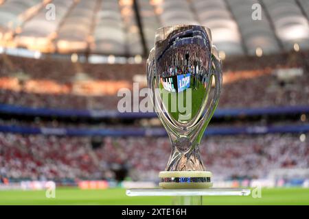 Warschau, Polen. August 2024. Die Trophäe vor dem UEFA-Supercup-Spiel 2024 zwischen Real Madrid und Atalanta - UEFA-Supercup 2024 im Nationalstadion - Sport, Fußball - Warschau, Polen - Mittwoch, 14. August 2024 (Foto: Massimo Paolone/LaPresse) Credit: LaPresse/Alamy Live News Stockfoto