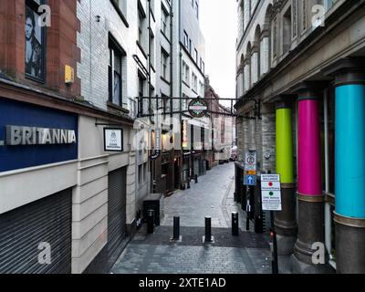 Erhöhtes Bild mit Blick auf die Mathew Street im Cavern Quarter, Heimat des berühmten Cavern Club und zahlreicher Beatles-Themenbars Liverpool UK. Stockfoto