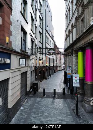 Erhöhtes Bild mit Blick auf die Mathew Street im Cavern Quarter, Heimat des berühmten Cavern Club und zahlreicher Beatles-Themenbars Liverpool UK. Stockfoto