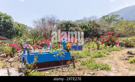 Ometepe, Nicaragua - 21. März 2024 farbenfroher Friedhof mit Vulkan im Hintergrund auf der Insel Ometepe im Südwesten Nicaraguas Mittelamerika Stockfoto