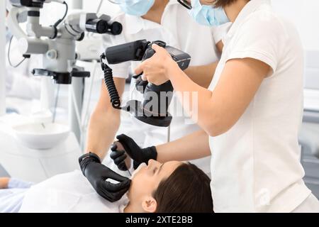 Zwei hoch professionelle Zahnärzte unter Foto des Patienten Zähne qualifizierten Stockfoto