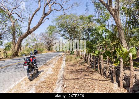 Ometepe, Nicaragua - 21. März 2024: Hin- und Rückfahrt zur Insel Ometepe mit einem Motorrad im Südwesten Nicaraguas Mittelamerika Stockfoto