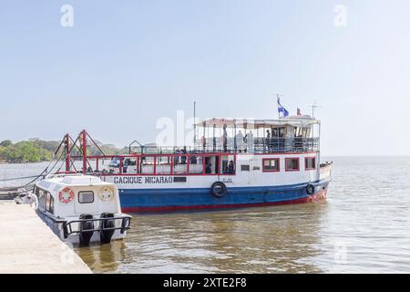 Ometepe, Nicaragua - 21. März 2024: Fähre nach San Jorge im Hafen von Moyogalpa mit Blick auf den Lago Cocibolka auf der Vulkaninsel Ometepe im Südwesten Nicaraguas. Stockfoto