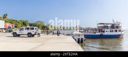 Ometepe, Nicaragua - 21. März 2024: Fähre nach San Jorge im Hafen von Moyogalpa mit Blick auf den Lago Cocibolka auf der Vulkaninsel Ometepe im Südwesten Nicaraguas. Stockfoto