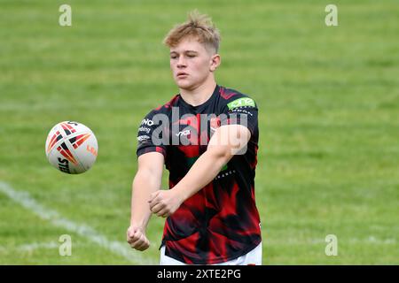 Neath, Wales. 3. August 2024. Finlay Walker of Wales während des Vorspiels vor dem U16 Four Nations Rugby League Championship Spiel zwischen Wales und England Community Lions am 3. August 2024 bei den Lextan Gnoll in Neath, Wales, Großbritannien. Quelle: Duncan Thomas/Majestic Media. Stockfoto