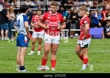 Neath, Wales. 3. August 2024. Declan Rigby of England Community Lions unterhält sich mit Harvey Williams und Finlay Walker of Wales während des U16 Four Nations Rugby League Championship-Spiels zwischen Wales und England Community Lions am 3. August 2024 bei den Lextan Gnoll in Neath, Wales. Quelle: Duncan Thomas/Majestic Media. Stockfoto