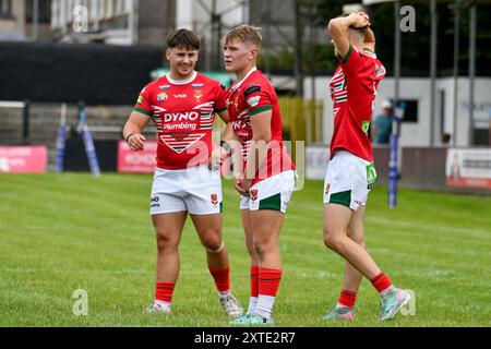 Neath, Wales. 3. August 2024. Morgan Marozzelli, Finlay Walker und Ralf Roberts aus Wales während des U16 Four Nations Rugby League Championship-Spiels zwischen Wales und England Community Lions beim Lextan Gnoll in Neath, Wales, Großbritannien am 3. August 2024. Quelle: Duncan Thomas/Majestic Media. Stockfoto