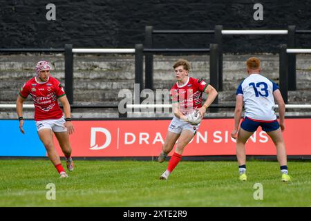 Neath, Wales. 3. August 2024. Samuel Dickenson aus Wales spielt mit dem Ball während des U16 Four Nations Rugby League Championship-Spiels zwischen Wales und England Community Lions am 3. August 2024 im Lextan Gnoll in Neath, Wales, Großbritannien. Quelle: Duncan Thomas/Majestic Media. Stockfoto