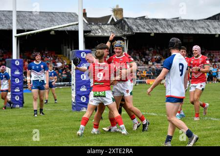 Neath, Wales. 3. August 2024. Morgan Marozzelli aus Wales feiert einen Versuch mit seinen Teamkollegen Finlay Walker und Matthew Clatworthy, der während des U16 Four Nations Rugby League Championship-Spiels zwischen Wales und England Community Lions am 3. August 2024 bei den Lextan Gnoll in Neath, Wales, Großbritannien, für einen Vorwärtspass gesperrt wurde. Quelle: Duncan Thomas/Majestic Media. Stockfoto