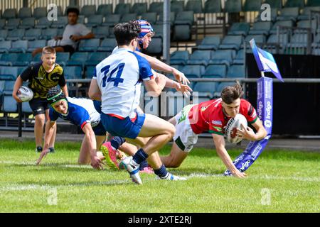 Neath, Wales. 3. August 2024. Ralf Roberts aus Wales wird ein Versuch verweigert, als er am 3. August 2024 beim Spiel der U16-Four Nations Rugby League zwischen Wales und England Community Lions beim Lextan Gnoll in Neath, Wales, Großbritannien, die Eckflagge trifft. Quelle: Duncan Thomas/Majestic Media. Stockfoto