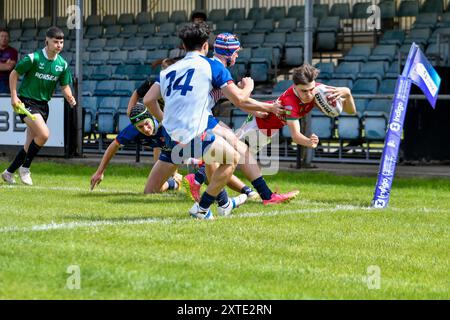 Neath, Wales. 3. August 2024. Ralf Roberts aus Wales taucht für die Try Line während des U16 Four Nations Rugby League Championship-Spiels zwischen Wales und England Community Lions am 3. August 2024 im Lextan Gnoll in Neath, Wales, Großbritannien. Quelle: Duncan Thomas/Majestic Media. Stockfoto