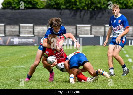 Neath, Wales. 3. August 2024. Travis-Jack Morse von England Community Lions macht sich mit Jac Jones aus Wales beim U16-Spiel der U4 Nations Rugby League zwischen Wales und England Community Lions am 3. August 2024 beim Lextan Gnoll in Neath, Wales, UK, auseinanderzusetzen. Quelle: Duncan Thomas/Majestic Media. Stockfoto