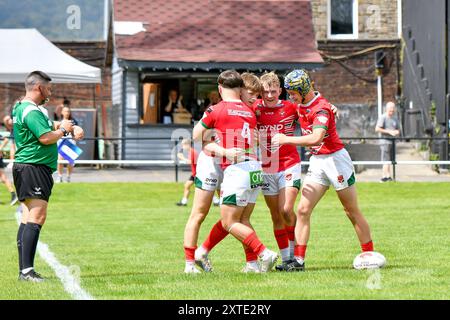 Neath, Wales. 3. August 2024. Samuel Dickenson aus Wales feiert einen Versuch mit seinen Teamkollegen Morgan Marozzelli, Finlay Walker und Matthew Clatworthy während des U16 Four Nations Rugby League Championship-Spiels zwischen Wales und England Community Lions am 3. August 2024 im Lextan Gnoll in Neath, Wales, Großbritannien. Quelle: Duncan Thomas/Majestic Media. Stockfoto