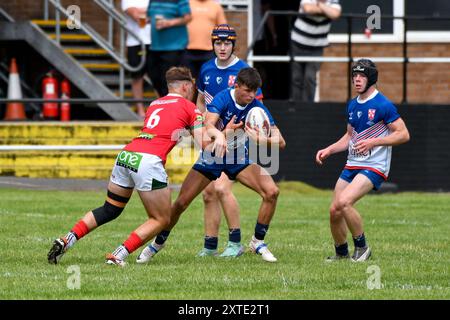 Neath, Wales. 3. August 2024. Evan Williams aus Wales trifft sich mit Bradley McDonough aus England Community Lions während des U16 Four Nations Rugby League Championship-Spiels zwischen Wales und England Community Lions am 3. August 2024 bei den Lextan Gnoll in Neath, Wales, Großbritannien. Quelle: Duncan Thomas/Majestic Media. Stockfoto