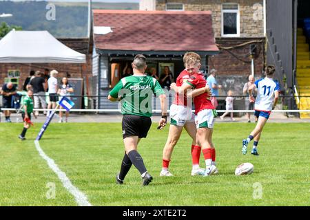 Neath, Wales. 3. August 2024. Samuel Dickenson aus Wales feiert einen Versuch mit seinem Teamkollegen Finlay Walker aus Wales beim U16-Spiel der U4 Nations Rugby League zwischen Wales und England Community Lions am 3. August 2024 bei den Lextan Gnoll in Neath, Wales, Großbritannien. Quelle: Duncan Thomas/Majestic Media. Stockfoto