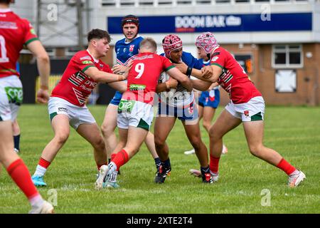 Neath, Wales. 3. August 2024. Finlay Walker of Wales kämpft gegen Seb Jeffers of England Community Lions während des U16 Four Nations Rugby League Championship-Spiels zwischen Wales und England Community Lions am 3. August 2024 bei den Lextan Gnoll in Neath, Wales. Quelle: Duncan Thomas/Majestic Media. Stockfoto