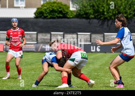 Neath, Wales. 3. August 2024. JAC Jones of Wales wird am 3. August 2024 von einem Spieler der England Community Lions im U16-Spiel der U4 Nations Rugby League zwischen Wales und England Community Lions bei den Lextan Gnoll in Neath, Wales, Großbritannien, bekämpft. Quelle: Duncan Thomas/Majestic Media. Stockfoto