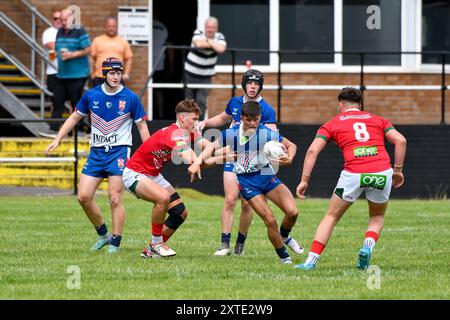 Neath, Wales. 3. August 2024. Evan Williams aus Wales trifft sich mit Bradley McDonough aus England Community Lions während des U16 Four Nations Rugby League Championship-Spiels zwischen Wales und England Community Lions am 3. August 2024 bei den Lextan Gnoll in Neath, Wales, Großbritannien. Quelle: Duncan Thomas/Majestic Media. Stockfoto