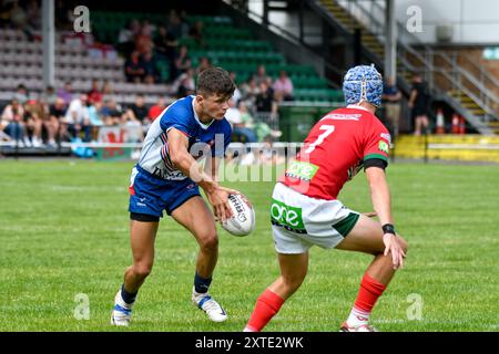 Neath, Wales. 3. August 2024. Bradley McDonough aus England Community Lions spielt mit dem Ball während des U16 Four Nations Rugby League Championship-Spiels zwischen Wales und England Community Lions am 3. August 2024 bei den Lextan Gnoll in Neath, Wales, Großbritannien. Quelle: Duncan Thomas/Majestic Media. Stockfoto