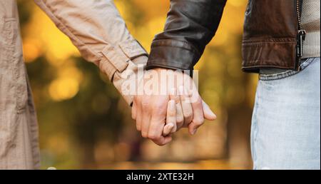 Nahaufnahme eines verliebten Paares, das beim Gehen die Hände hält Stockfoto