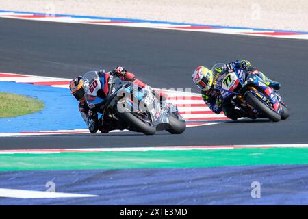 (60) Michael Van der Mark aus den Niederlanden vom ROKiT BMW Motored WorldSBK Team fährt BMW M1000 RR, gefolgt von (77) Dominique Aegerter aus der Schweiz Stockfoto