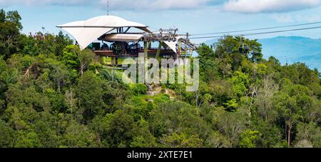 Langkawi Island, Malaysia-02. Mai 2023: Auf den Gipfeln des Mat Cincang, zweithöchster Berg der Insel, dem Sky Cab, einer Gondelbahn und Major A Stockfoto