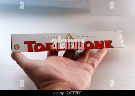 Tyumen, Russland, 20. Juni 2024: Toblerone White Chocolate Bar. Toblerone entstand um 1908 in der Schweiz und wurde von Theodor Tobler gegründet Stockfoto