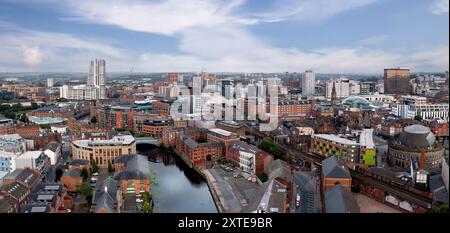Ein Panoramablick auf das Stadtzentrum von Leeds mit Einkaufs- und Einkaufsvierteln neben dem Bahnhof Leeds bei Calls Landing on the Leeds to Liv Stockfoto